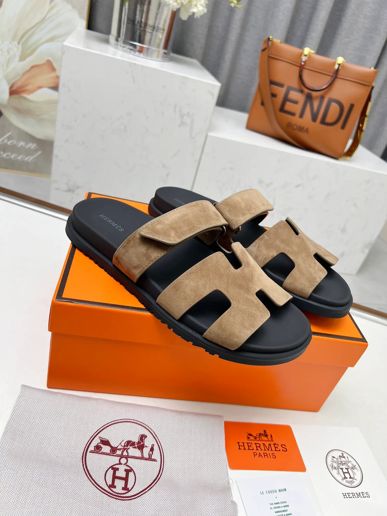 👟👟Ex-factory price 480👟👟 Hermes Hermes chypre second uncle shoes H-shaped Velcro flat sandals and slippers! (Top version) Upper: First layer of silk cowhide/palm pattern cowhide/goat leather, foot pads mixed sheepskin, original molded outsole Female size: 35-43 Male size: 39-46 (Female size 40 41 42 43 Men’s size 45 46 can be customized and not returned)